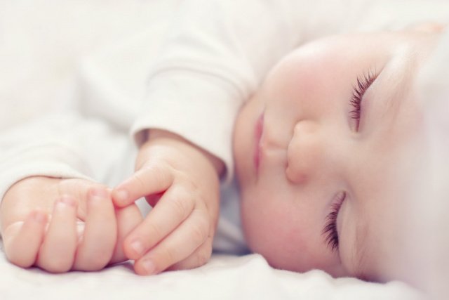 В каком положении должен спать новорожденный ребенок