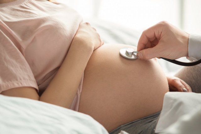 На каком сроке беременности можно услышать сердцебиение ребенка