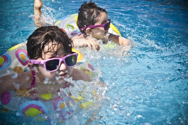 Ребенок ходит в бассейн: правила посещения