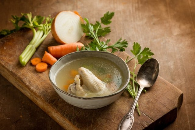 2 рецепта легких, диетических супов из куриных крылышек: вкусно и полезно