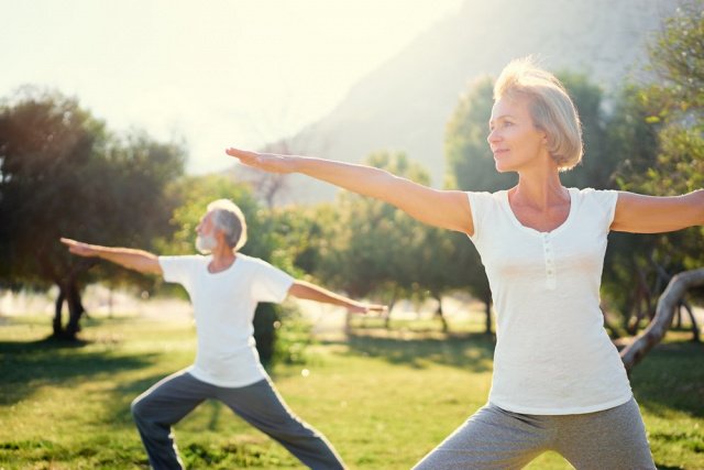 Физические нагрузки для пожилых людей: принципы утренних тренировок