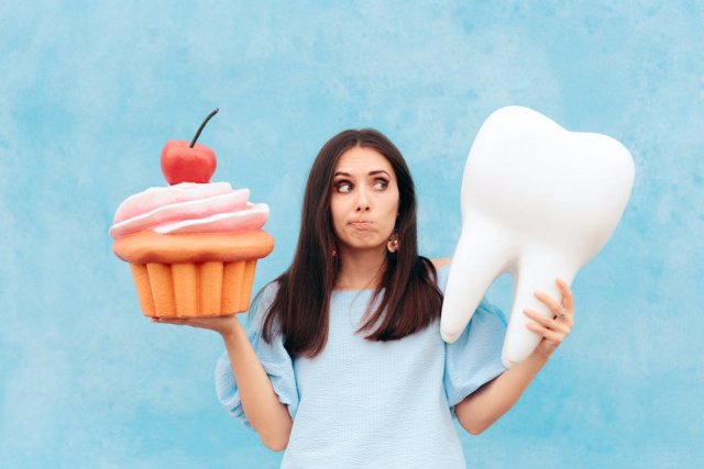 Стоматологи назвали 13 продуктов, опасных для здоровья зубов