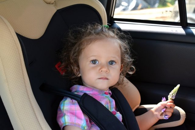Только кресло и никаких «треугольников»: что нужно знать о безопасности ребенка в машине