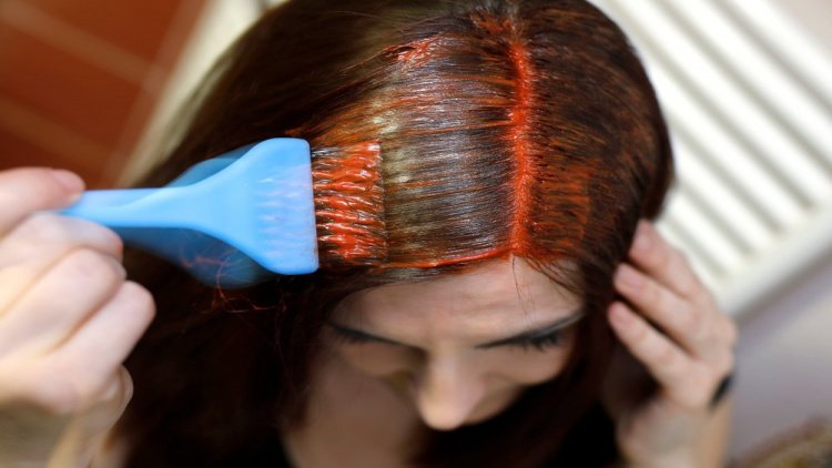Как безопасно красить волосы при беременности?