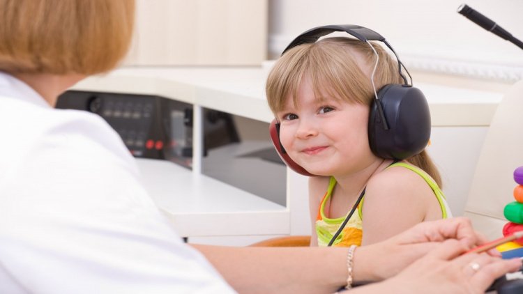 Как осуществляются лечение и реабилитация детей с нарушением слуха?