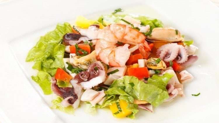 Салат с морепродуктами и миндалем
