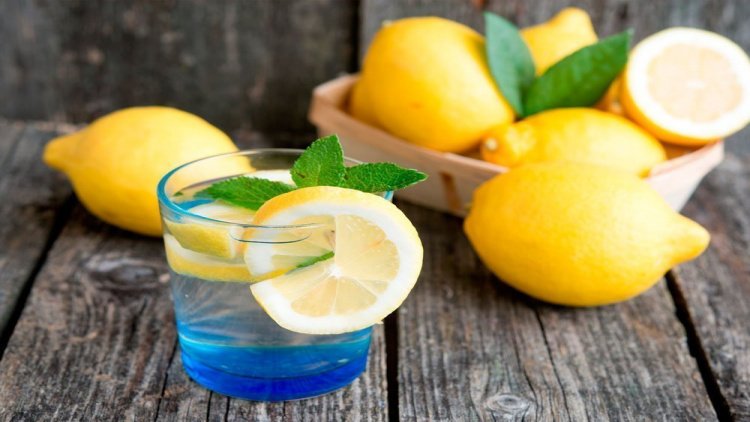 Лучшее начало дня для здоровья — стакан теплой воды с лимонным фрешем
