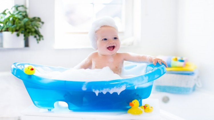 Миф 1: мыть младенцев каждый день необходимо для здоровья