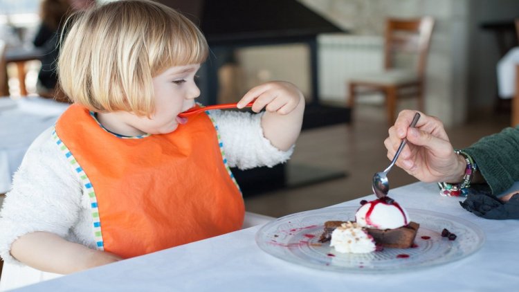 Почему каждый ребёнок любит сладости?