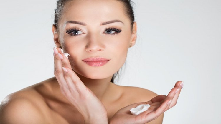 Ошибка 1: Нанесение макияжа сразу после увлажняющего крема