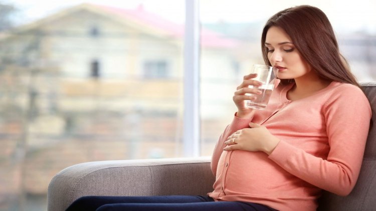 При беременности нужно строго следить за питьевым режимом и много не пить