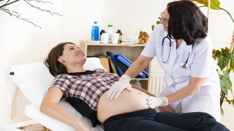 Когда беременность женщины врач акушер-гинеколог завершает операцией?