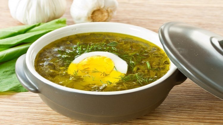 Простой рецепт мятного супа с яйцами и беконом