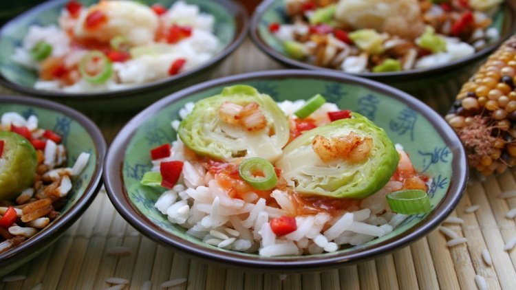 Простые рецепты: салат из брюссельской капусты, риса и орехов