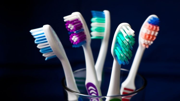 Зубная щетка — место жительство вирусов и патогенных микроорганизмов