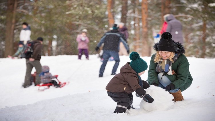 Лепим снеговика с малышами: подробная инструкция
