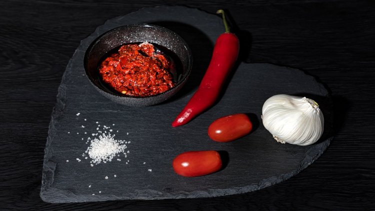 Классический рецепт сырой аджики из томатов