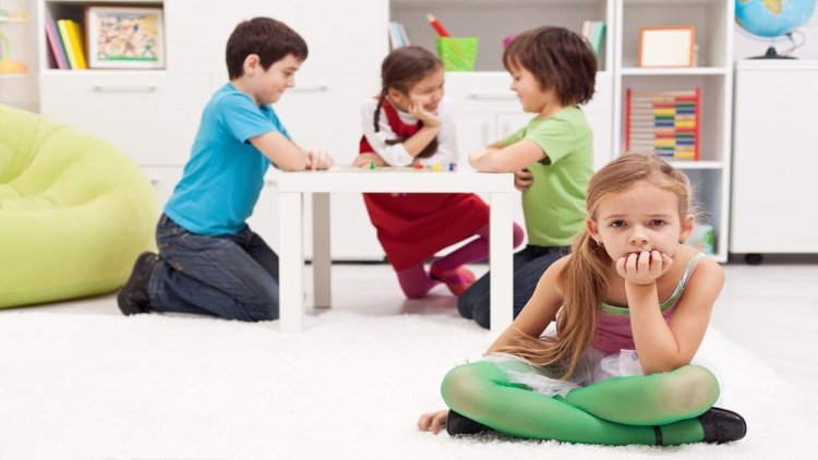Как избыточная застенчивость влияет на психику ребёнка